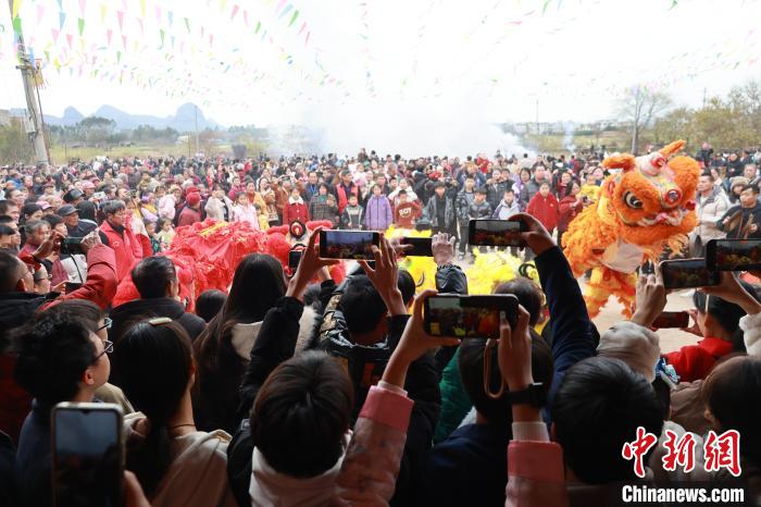 （新春走基层）广西客家百年围屋上灯 民众祈求添丁添福