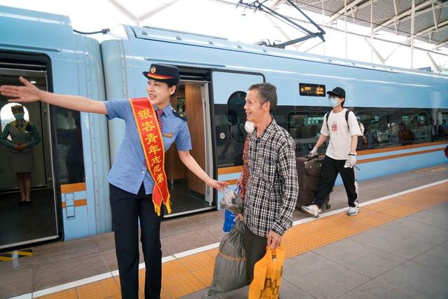 暑运首日 银川客运段吹响温情服务集结号