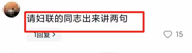 太搞笑了！两位美女酒后街头耍老人，引发热议！