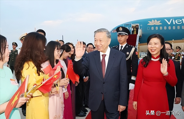 被越南第一夫人惊艳！穿中国红奥黛裙戴大钻戒，身姿曼妙，确实美