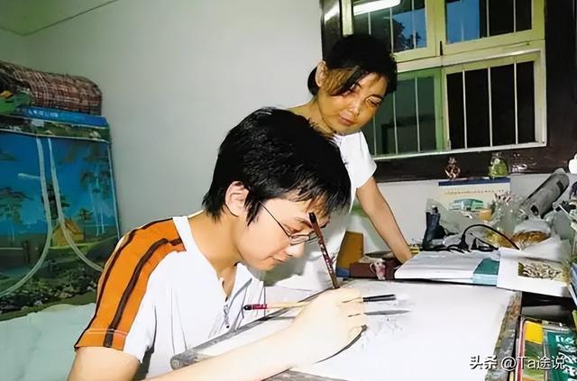 2007年浙江小伙“背母上学”感动中国，十年后变性成美女活出自我