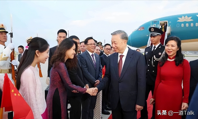 被越南第一夫人惊艳！穿中国红奥黛裙戴大钻戒，身姿曼妙，确实美