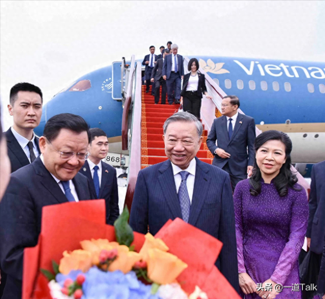 被越南第一夫人惊艳！穿中国红奥黛裙戴大钻戒，身姿曼妙，确实美