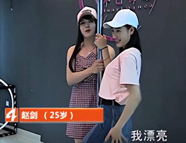 网红“女孩”化妆时，父亲破门而入拳脚相加，父亲：你就是个变态