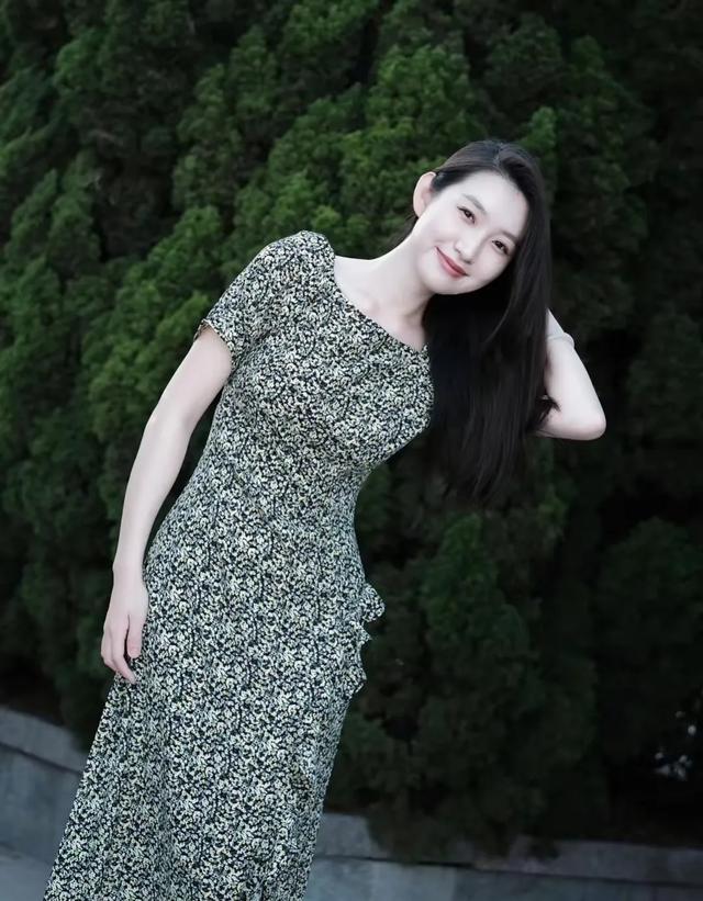 静谧时光：碎花裙美女草地上摄影