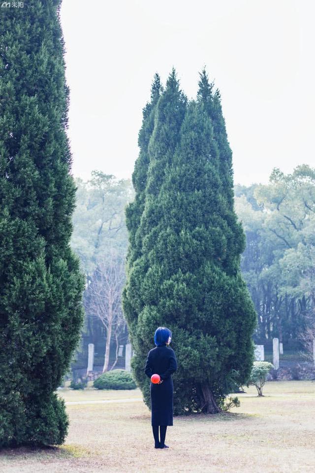 森系美女林间草地上个性唯美写真，忍不住让人多看几眼