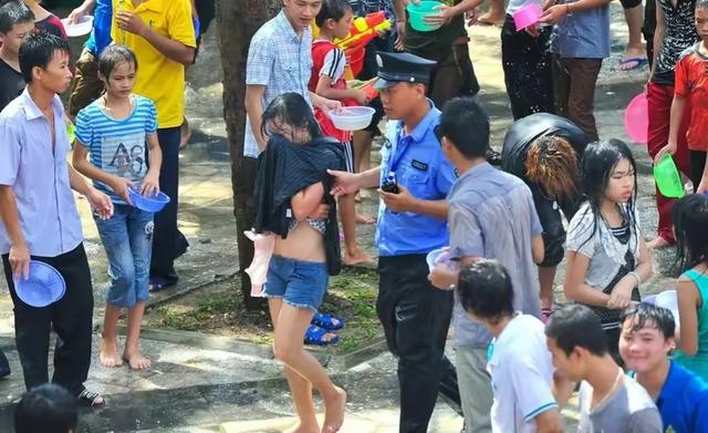 闹大了，流氓打着泼水节的名义，专门对少女进行耍流氓，