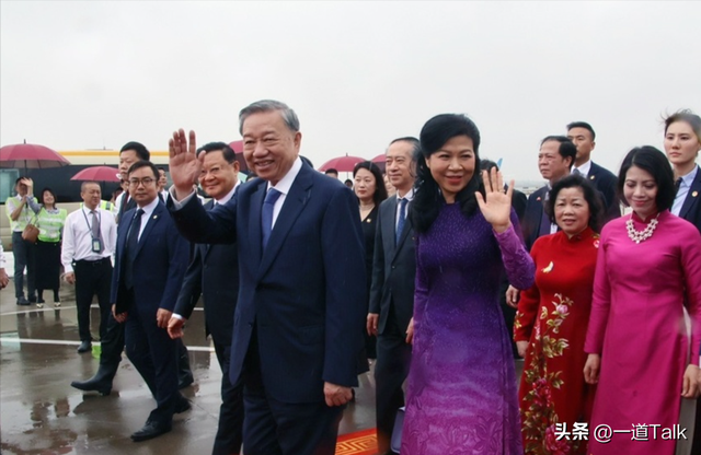 被越南第一夫人惊艳！穿中国红奥黛裙戴大钻戒，身姿曼妙，确实美