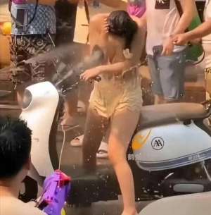 流氓美女耍流氓视频(闹大了，流氓打着泼水节的名义，专门对少女进行耍流氓，)