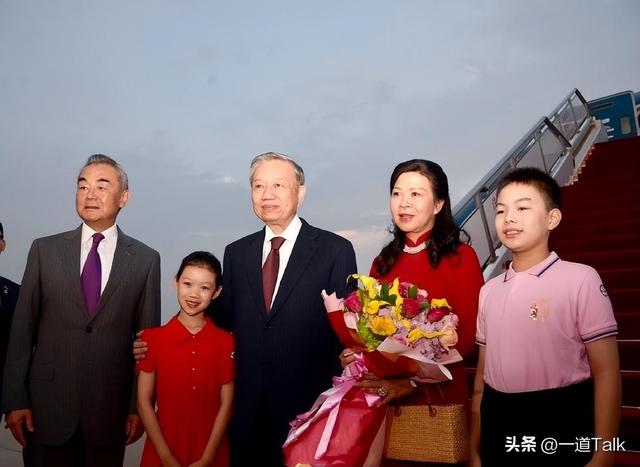 被越南第一夫人惊艳！穿中国红奥黛裙戴大钻戒，身姿曼妙，确实美