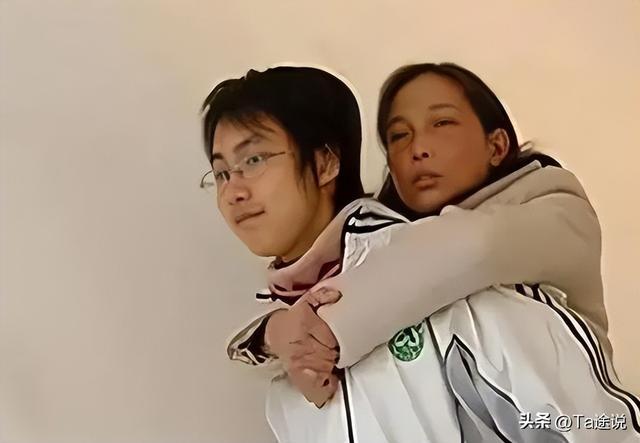 2007年浙江小伙“背母上学”感动中国，十年后变性成美女活出自我