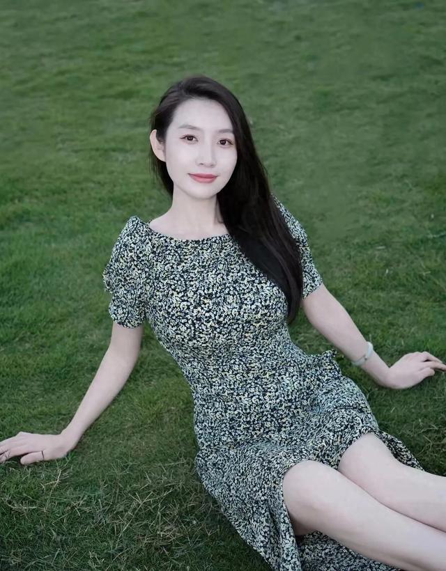 静谧时光：碎花裙美女草地上摄影